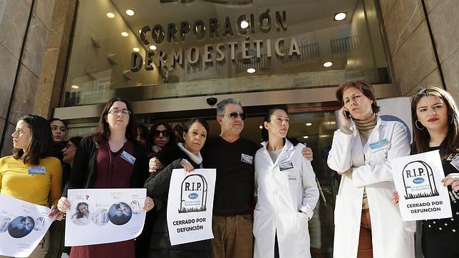 Los clientes afectados califican de estafa el cierre de Corporación Dermoestética