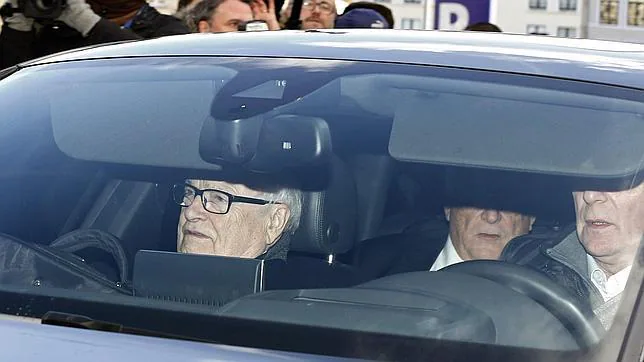 Strauss-Khan llega (detrás en el coche) a su juicio este lunes en Lille