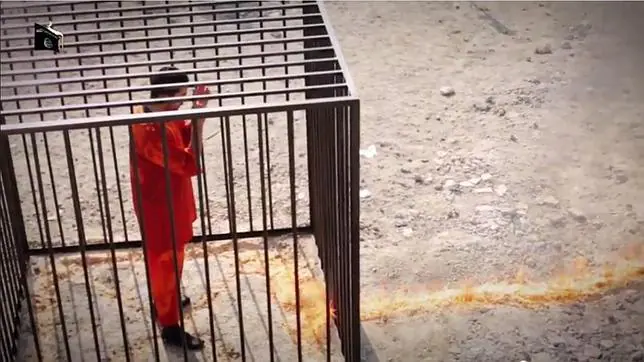 Fotograma del vídeo difundido por la organización terrorista, a punto de ser ejecutado