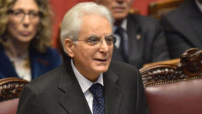 Mattarella insta a «invertir el ciclo económico» al jurar como presidente de Italia