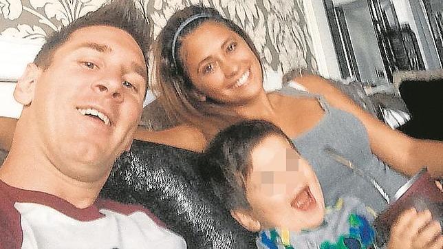 Messi, con su novia Antonella Roccuzzo y su hijo Thiago