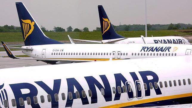 Varios aviones de la aerolínea irlandesa de bajo coste Ryanair en el aeropuerto de Dublín