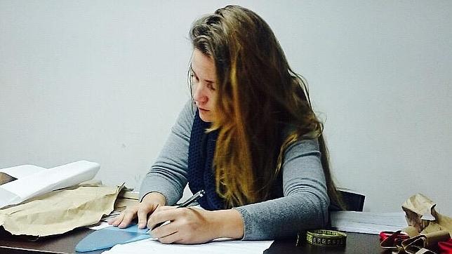 Sofía Rivera, la primera mujer que diseña y cose el vestido de torear de su marido