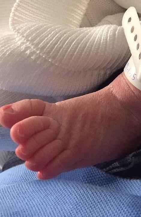 Shakira publica la primera foto de su bebé en Twitter