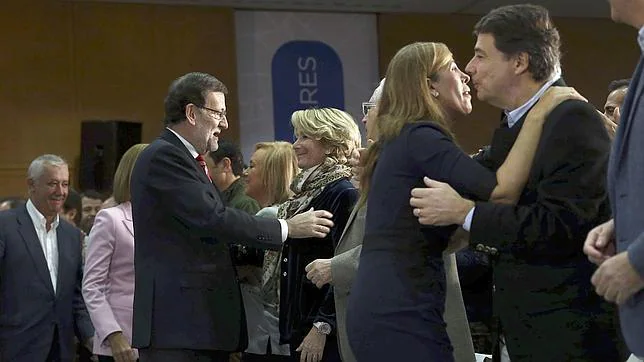 El presidente del Gobierno y líder del PP, Mariano Rajoy, saluda a la presidenta del PP de Madrid, Esperanza Aguirre, en Barcelona