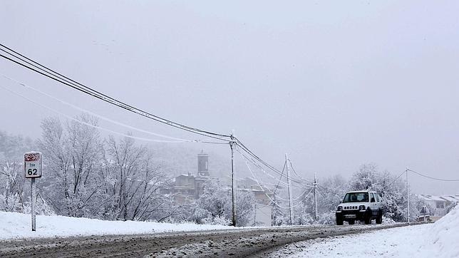 La nieve deja atrapados durante horas a numerosos conductores en Cataluña