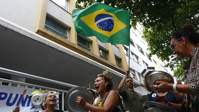 Manifestantes frente al apartamento de la expresidenta de Petrobras
