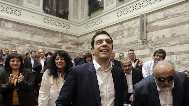 El primer ministro griego y líder del partido izquierdista Syriza, Alexis Tsipras (c), junto al ministro griego de Sanidad y Asuntos Sociales, Panagiotis Kurublis (d)