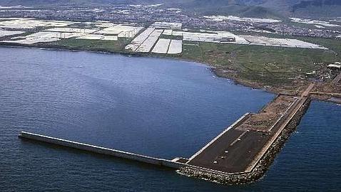 Muere tras caerle encima una piedra de grandes dimensiones en el muelle de Arinaga