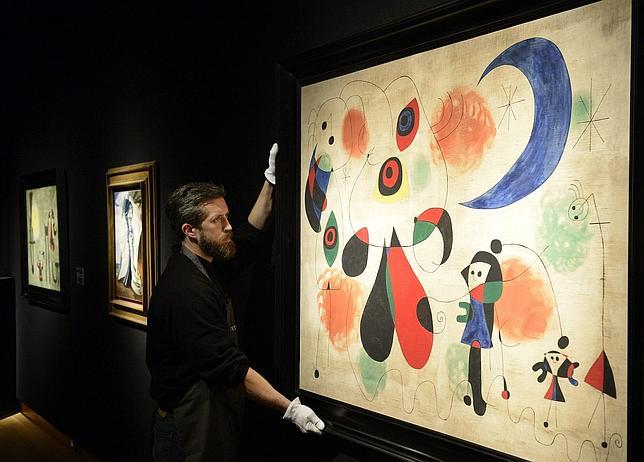 En primer plano, «Pintura (mujeres, luna, pájaros)», de Miró