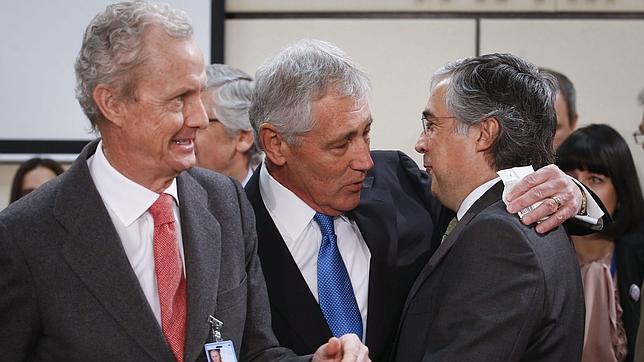 Morenés, con el aún secretario de Defensa de EE.UU., Chuck Hagel (centro) y el ministro portugués, Aguiar-Branco