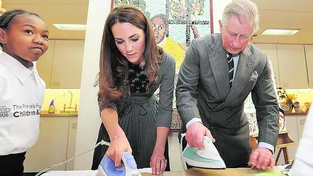 Catalina de Cambridge junto al Príncipe Carlos en un acto benéfico
