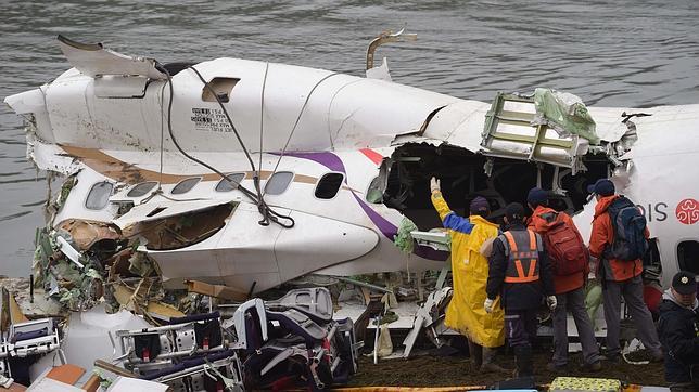 El piloto de Taiwán giró el avión para evitar chocar contra edificios y caer al río