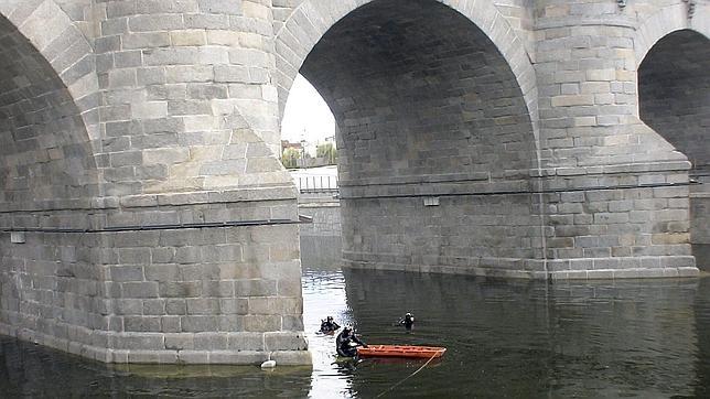 Hallan el cadáver de un hombre flotando en el Manzanares cerca del Calderón