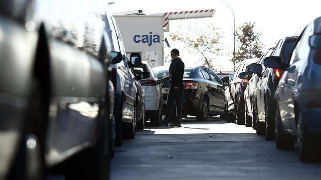 Los carburantes vuelven a subir siete meses después por el alza del crudo