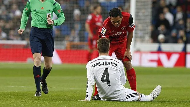 Bacca se interesa por la lesión de Ramos en su duelo del Bernabéu