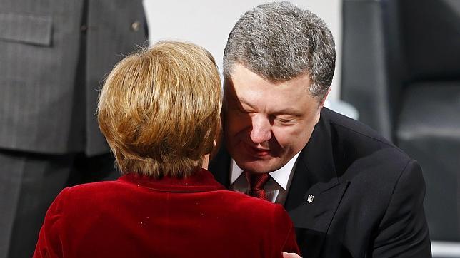 Angela Merkel saluda al presidente ucraniano Petro Poroshenko durante la Conferencia de Seguridad de Múnich