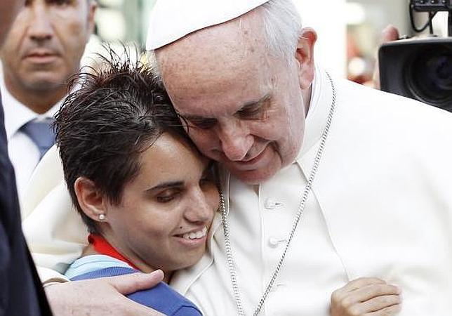 El Papa Francisco abraza a una mujer discapacitada durante un encuentro con jóvenes en el Largo Carlo Felice in Cagliari