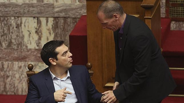 El primer ministro de Grecia, Alexis Tsipras, junto a su ministro de Finanzas, Yanis Varoufakis