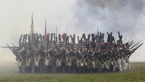 Soldados napoleónicos forman el cuadro para combatir contra los jintes enemigos