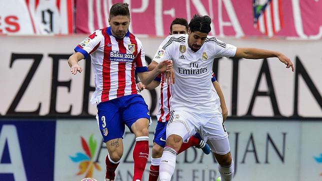 Khedira, junto a Siqueira, durante el derbi ante el Atlético de Madrid