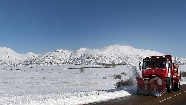 La nieve mantiene cerrados tres tramos de carreteras en la región