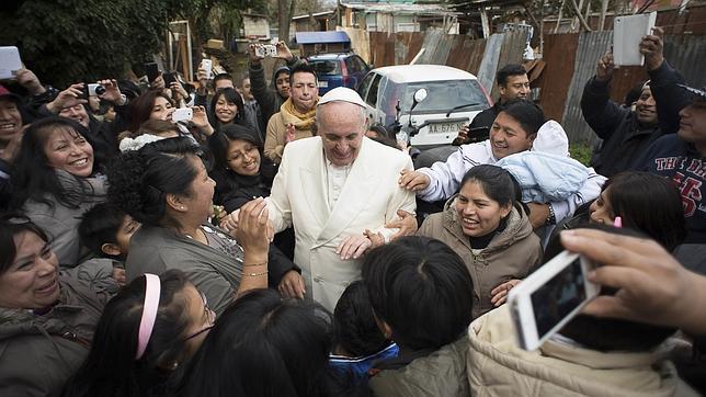 El Papa Francisco visita por sorpresa un barrio pobre a las afueras de Roma