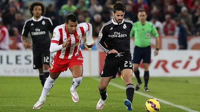 Míchel Macedo, de la UD Almería, persigue al madridista Isco
