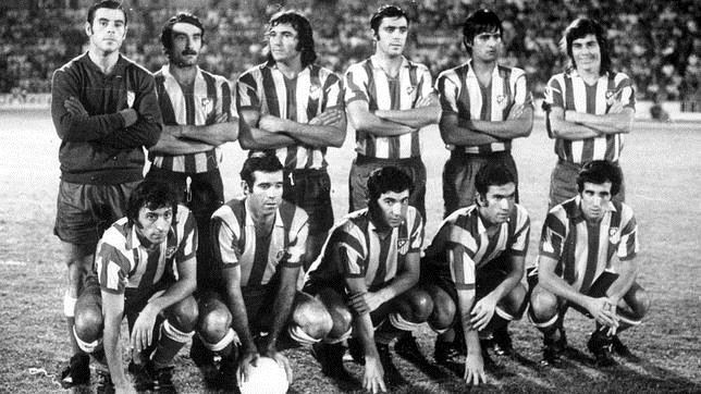 Histórica alineación del Atlético en 1973: Reina, Capón, Ovejero, Quique, Benegas, Becerra, Ufarte, Luis Aragonés, Gárate, Bermejo e Irureta