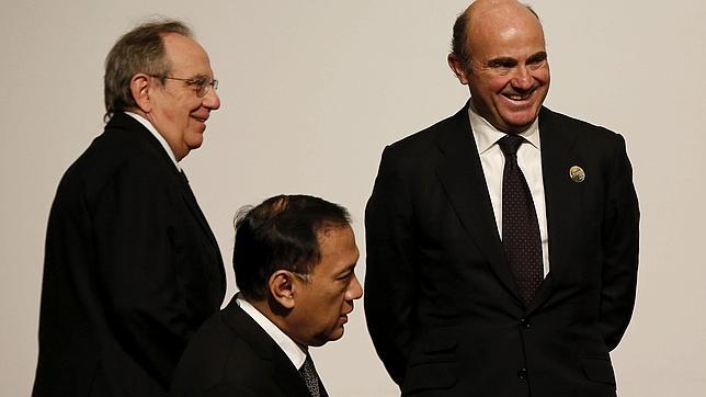 El ministro español de Economía, Luis de Guindos (d), se dispone a posar para la foto de familia en el ámbito de la reunión de ministros de Finanzas y gobernadores de bancos centrales del G20, en Estambul