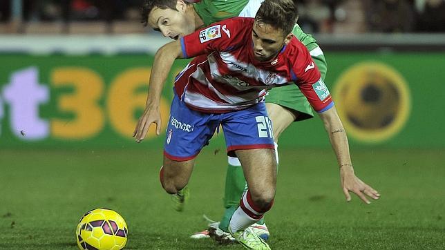 El jugador del Granada Robert Ibáñez escapa de Albácar, del Elche, durante un reciente el partido de Liga en el Nuevo Estadio de Los Cármenes