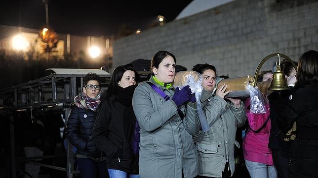 «Pasamos frío y nos tiran piedras, pero saldremos en Semana Santa»