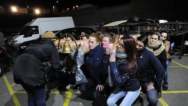 «Pasamos frío y nos tiran piedras, pero saldremos en Semana Santa»