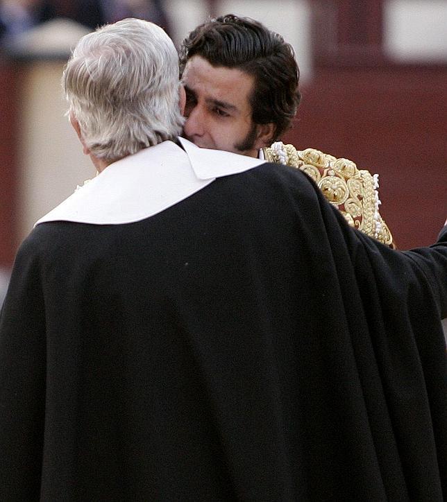 Morante, con la mirada nublada de lágrimas, al recibir la oreja de manos del alguacilillo