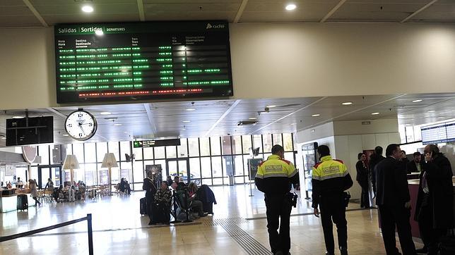 El transporte aéreo repunta en 2014 un 2% por un 0,6% del ferroviario