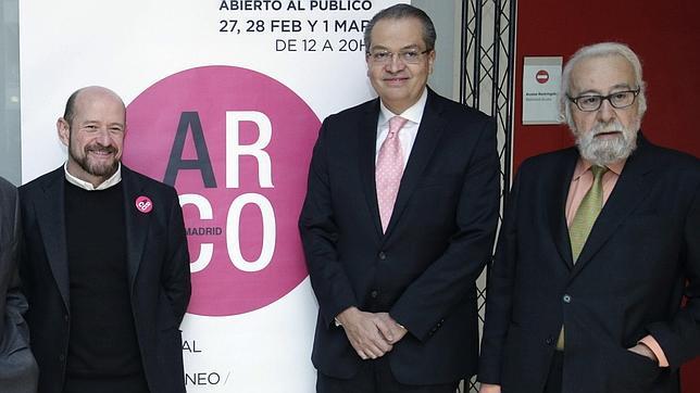 De izquierda a derecha, Carlos Urroz, director de ARCO; Fernando Carrillo, embajador de Colombia en España, y Luis Eduardo Cortés, presidente ejecutivo de Ifema, hoy en Madrid