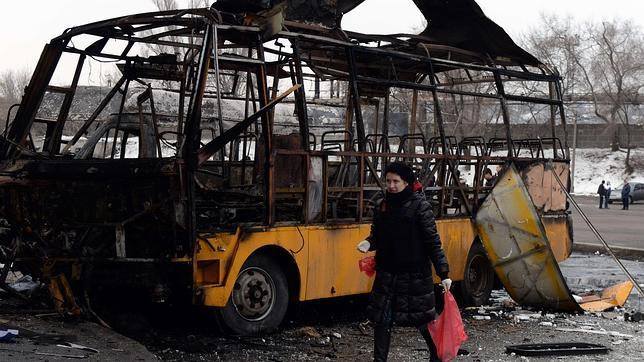 Cae un cohete en la estación de autobuses de Donetsk horas antes de la reunión de Minsk