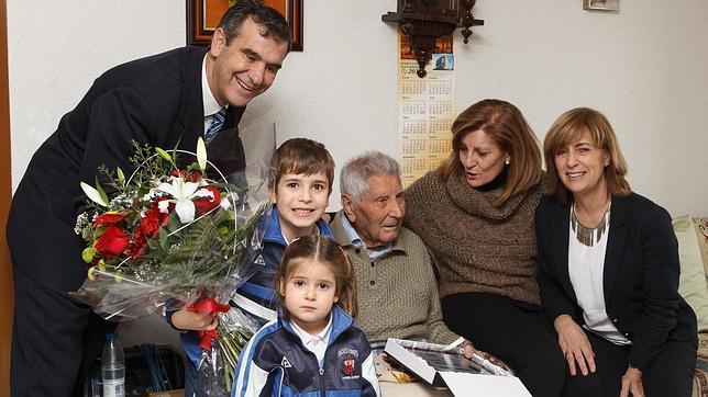 Julián Barbas, de 103 años, acompañado del alcalde, la concejal de Familia, su hija y sus biznietos