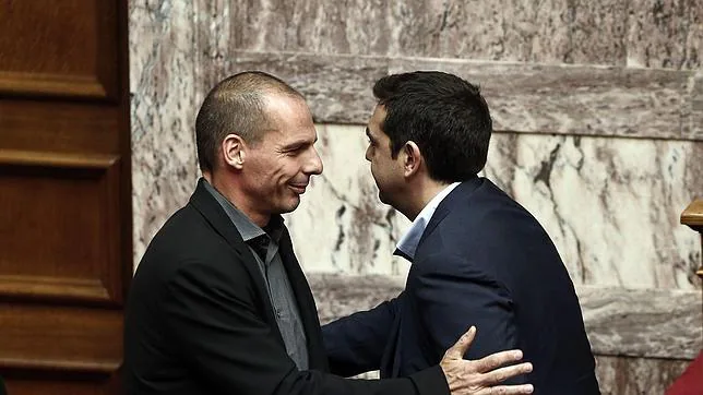 El primer ministro Tsipras, a la derecha, y su ministro de Finanzas, ayer en el Parlamento griego