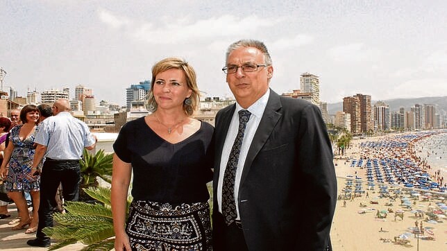 Foto que facilitó el Ayuntamiento de Benidorm a los medios al hacer oficial el pacto de gobierno entre Navarro y Amor, en agosto de 2012