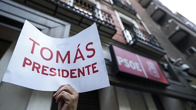 Apoyos a Tomás Gómez, ayer, a las puertas de la sede del PSOE en Ferraz