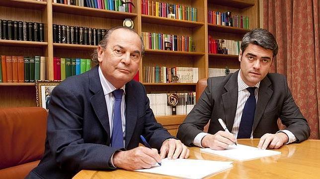 Rafael Pérez del Puerto, consejero delegado de COPE, firma un acuerdo de colaboración con Luis Enríquez, consejero delegado de Vocento