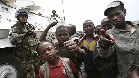Un soldado uruguayo de la Misión dela ONU en República Democrática del Congo (Monuc) sonríe con un grupo de niños mientras patrulla en el campo de refugiados de Kibati