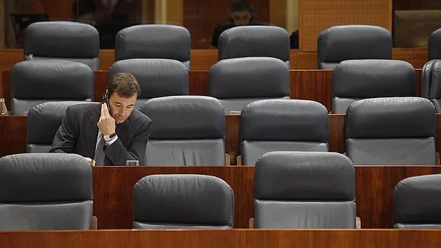 Tomás Gómez, solo en su escaño de la Asamblea de Madrid