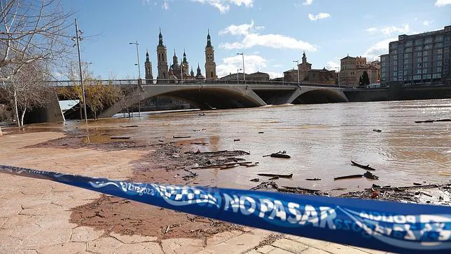 Aspecto que presentaba el Ebro a su paso por Zaragoza en la última riada