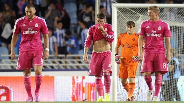 Benzema, Ramos, Casillas y Kroos, cariacontecidos por el 4-2 sufrido en Anoeta el 31 de agosto de 2014