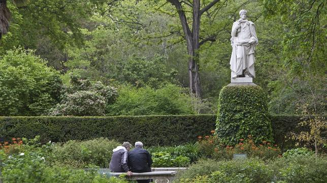 Una pareja sentada en el Jardín Botánico.