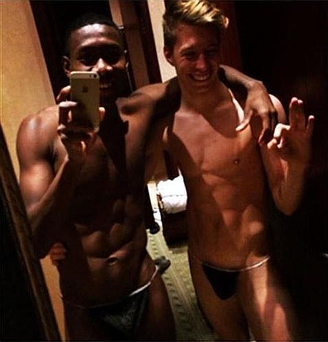 David Alaba y Mitchel Weiser posan en tanga frente al espejo