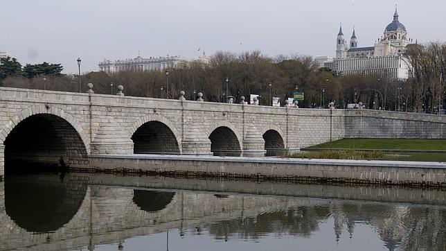 Puente de Segovia con el Palacio Real y la catedral de la Almudena al fondo.