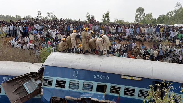 Al menos 11 muertos y 25 heridos al descarrilar un tren en el sur de India